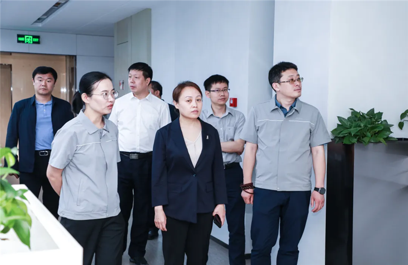 2023年5月15日，河北建材职业技术学院党委书记张明莉一行到wnsr威尼斯北京集团进行校企合作交流。
